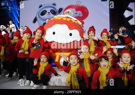 (190917) -- PECHINO, 17 settembre 2019 -- i bambini posano con Shuey Rhon Rhon, la mascotte dei Giochi paralimpici invernali di Pechino 2022 durante la cerimonia di lancio della mascotte dei Giochi olimpici e paralimpici invernali di Pechino 2022 a Pechino, capitale della Cina, 17 settembre 2019. ) (SP)CHINA-BEIJING-2022 WINTER OLYMPIC AND PARALIMPIC GAMES-MASCOTTE-LAUNCH (CN) JUXHUANZONG PUBLICATIONXNOTXINXCHN Foto Stock