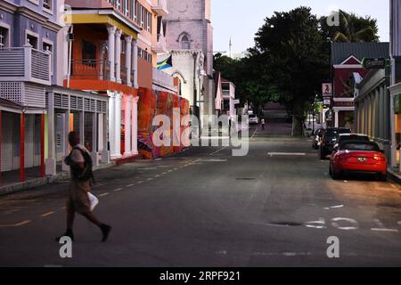 (190917) -- NASSAU, 17 settembre 2019 -- Un uomo cammina attraverso la strada giorni dopo l'uragano Dorian spazzò Nassau, capitale delle Bahamas, 16 settembre 2019. L'uragano Dorian, una tempesta di categoria 5, è approdato a Elbow Cay nelle Isole Abaco nelle Bahamas il 1 settembre. Secondo i media, l'elenco dei dispersi a seguito dell'uragano Dorian ammonta a 1.300 persone allarmanti e il bilancio delle vittime è di 50. ) BAHAMAS-NASSAU-HURRICANE DORIAN XinxYuewei PUBLICATIONxNOTxINxCHN Foto Stock