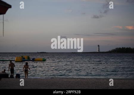 (190917) -- NASSAU, 17 settembre 2019 -- le persone si divertono sulla spiaggia giorni dopo l'uragano Dorian che colpì Nassau, capitale delle Bahamas, 16 settembre 2019. L'uragano Dorian, una tempesta di categoria 5, è approdato a Elbow Cay nelle Isole Abaco nelle Bahamas il 1 settembre. Secondo i media, l'elenco dei dispersi a seguito dell'uragano Dorian ammonta a 1.300 persone allarmanti e il bilancio delle vittime è di 50. ) BAHAMAS-NASSAU-HURRICANE DORIAN XinxYuewei PUBLICATIONxNOTxINxCHN Foto Stock