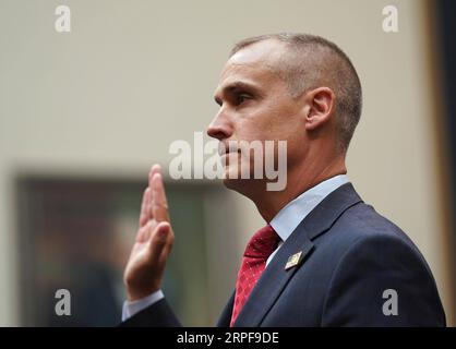 (190917) -- WASHINGTON, 17 settembre 2019 -- Corey Lewandowski, ex direttore della campagna elettorale per il presidente degli Stati Uniti Donald Trump, ha giurato di testimoniare davanti al Comitato giudiziario della camera degli Stati Uniti a Capitol Hill a Washington D.C., negli Stati Uniti, il 17 settembre 2019. Corey Lewandowski ha mostrato un atteggiamento non collaborativo martedì in un'audizione del Congresso sulla presunta ostruzione presidenziale della giustizia e abuso di potere. U.S.-WASHINGTON D.C.-COREY LEWANDOWSKI-HEARING LIUXJIE PUBLICATIONXNOTXINXCHN Foto Stock