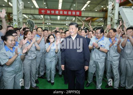 (190918) -- ZHENGZHOU, 18 settembre 2019 -- il presidente cinese Xi Jinping, anche segretario generale del Comitato centrale del Partito Comunista Cinese e presidente della Commissione militare centrale, ispeziona Zhengzhou Coal Mining Machinery Group Co., Ltd. durante il suo tour a Zhengzhou, nella provincia di Henan, nella Cina centrale, 17 settembre 2019. ) CHINA-HENAN-ZHENGZHOU-XI JINPING-INSPECTION (CN) JUXPENG PUBLICATIONXNOTXINXCHN Foto Stock