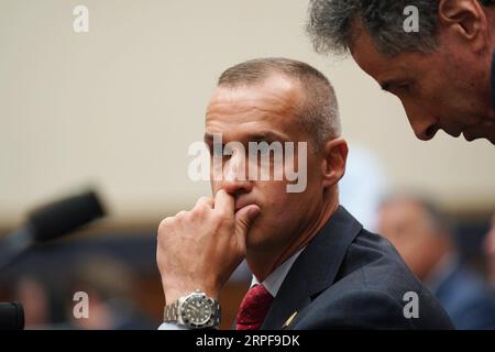 (190917) -- WASHINGTON, 17 settembre 2019 -- Corey Lewandowski (L), ex direttore della campagna elettorale per il presidente degli Stati Uniti Donald Trump, testimonia davanti al Comitato giudiziario della camera degli Stati Uniti su Capitol Hill a Washington D.C., negli Stati Uniti, il 17 settembre 2019. Corey Lewandowski ha mostrato un atteggiamento non collaborativo martedì in un'audizione del Congresso sulla presunta ostruzione presidenziale della giustizia e abuso di potere. U.S.-WASHINGTON D.C.-COREY LEWANDOWSKI-HEARING LIUXJIE PUBLICATIONXNOTXINXCHN Foto Stock