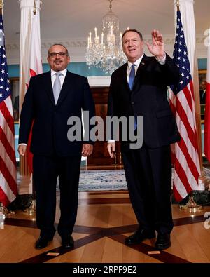 (190917) -- WASHINGTON, 17 settembre 2019 -- il Segretario di Stato americano Mike Pompeo (R) incontra il principe ereditario del Bahrein Salman bin Hamad al Khalifa presso il Dipartimento di Stato di Washington D.C., Stati Uniti, il 17 settembre 2019. (Foto di /Xinhua) U.S.-WASHINGTON D.C.-POMPEO-BAHREIN-CROWN PRINCE-SALMAN BIN HAMAD AL KHALIFA-MEETING TingxShen PUBLICATIONxNOTxINxCHN Foto Stock