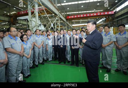 (190918) -- ZHENGZHOU, 18 settembre 2019 -- il presidente cinese Xi Jinping, anche segretario generale del Comitato centrale del Partito Comunista Cinese e presidente della Commissione militare centrale, ispeziona Zhengzhou Coal Mining Machinery Group Co., Ltd. durante il suo tour a Zhengzhou, nella provincia di Henan, nella Cina centrale, 17 settembre 2019. ) CHINA-HENAN-ZHENGZHOU-XI JINPING-INSPECTION (CN) JUXPENG PUBLICATIONXNOTXINXCHN Foto Stock