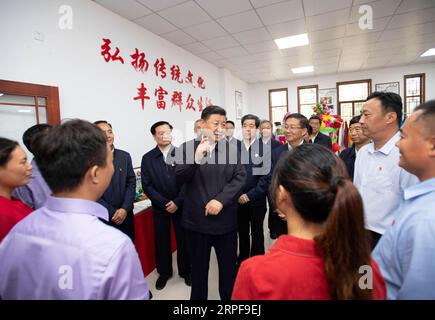 (190918) -- ZHENGZHOU, 18 settembre 2019 -- il presidente cinese Xi Jinping, anche segretario generale del Comitato centrale del Partito Comunista Cinese e presidente della Commissione militare centrale, ispeziona il lavoro di alleviamento della povertà nel villaggio di Dongyue della municipalità di Wenshu nella contea di Guangshan, nella provincia di Henan, nella Cina centrale, 17 settembre 2019. ) CHINA-HENAN-XI JINPING-POVERTY ALLEGATION-INSPECTION (CN) XIEXHUANCHI PUBLICATIONXNOTXINXCHN Foto Stock