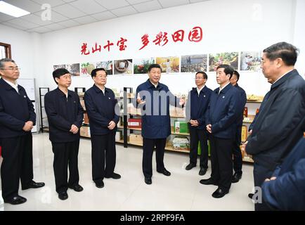 (190918) -- ZHENGZHOU, 18 settembre 2019 -- il presidente cinese Xi Jinping, anche segretario generale del Comitato centrale del Partito Comunista Cinese e presidente della Commissione militare centrale, ispeziona il lavoro di alleviamento della povertà nel villaggio di Dongyue della municipalità di Wenshu nella contea di Guangshan, nella provincia di Henan, nella Cina centrale, 17 settembre 2019. ) CHINA-HENAN-XI JINPING-POVERTY ALLEGATION-INSPECTION (CN) XIEXHUANCHI PUBLICATIONXNOTXINXCHN Foto Stock