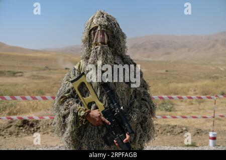 190918 -- DUSHANBE, 18 settembre 2019 Xinhua -- Un soldato in mantello mimetico è visto durante l'esercitazione militare Center-2019 nella regione di Dushanbe, Tagikistan, il 18 settembre 2019. Tsentr-2019 Center-2019 esercitazioni militari che coinvolgono otto paesi sono iniziate lunedì in Russia, Kazakistan e Tagikistan, il Ministero della difesa russo ha dichiarato in una dichiarazione martedì. Un totale di 128.000 soldati, più di 20.000 unità di armi e hardware militare, circa 600 aerei e fino a 15 navi e navi di supporto prenderanno parte alle esercitazioni su diversi campi di addestramento nei tre paesi e nel Mar Caspio Foto Stock