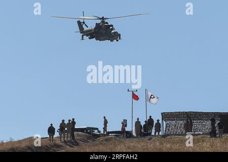 190918 -- DUSHANBE, 18 settembre 2019 Xinhua -- Un elicottero mi-24 vola alla posizione durante l'esercitazione militare Center-2019 nella regione di Dushanbe, Tagikistan, il 18 settembre 2019. Tsentr-2019 Center-2019 esercitazioni militari che coinvolgono otto paesi sono iniziate lunedì in Russia, Kazakistan e Tagikistan, il Ministero della difesa russo ha dichiarato in una dichiarazione martedì. Un totale di 128.000 soldati, più di 20.000 unità di armi e hardware militare, circa 600 aerei e fino a 15 navi e navi di supporto prenderanno parte alle esercitazioni su diversi campi di addestramento nei tre paesi e nel Caspio Foto Stock