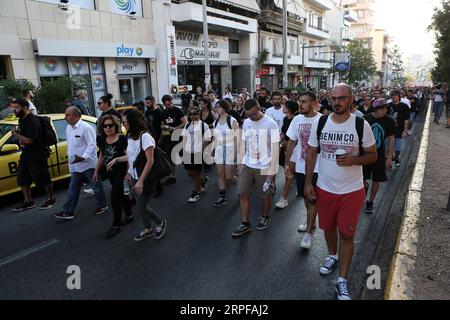 190918 -- PIREO GRECIA, 18 settembre 2019 -- i manifestanti marciano nel Pireo, Grecia, il 18 settembre 2019. Migliaia di persone sono scese per le strade della Grecia mercoledì per commemorare il rapper e attivista antifascista Pavlos Fyssas, assassinato sei anni fa da un sostenitore di estrema destra. GRECIA-PIREO-DIMOSTRAZIONE MariosxLolos PUBLICATIONxNOTxINxCHN Foto Stock