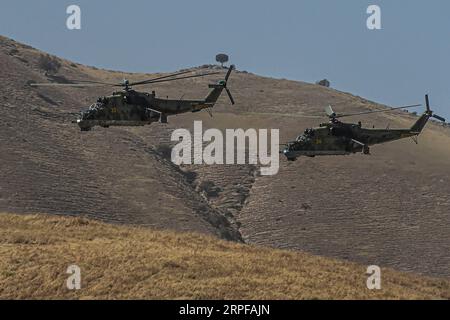 190918 -- DUSHANBE, 18 settembre 2019 Xinhua -- elicotteri mi-24 volano sulla posizione durante l'esercitazione militare Center-2019 nella regione di Dushanbe, Tagikistan, il 18 settembre 2019. Tsentr-2019 Center-2019 esercitazioni militari che coinvolgono otto paesi sono iniziate lunedì in Russia, Kazakistan e Tagikistan, il Ministero della difesa russo ha dichiarato in una dichiarazione martedì. Un totale di 128.000 soldati, più di 20.000 unità di armi e hardware militare, circa 600 aerei e fino a 15 navi e navi di supporto prenderanno parte alle esercitazioni su diversi campi di addestramento nei tre paesi e nel Mar Caspio Foto Stock