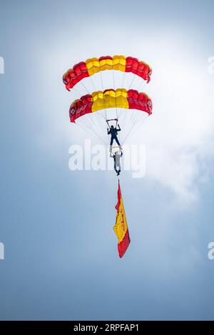 Paracadutisti della pattuglia PAPEA dell'esercito spagnolo con la bandiera della Spagna nella giornata delle forze armate a Motril. Foto Stock