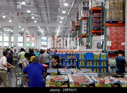 190919 -- SHANGHAI, 19 settembre 2019 -- i clienti acquistano in un magazzino Costco nel distretto di Minhang, Shanghai, 19 settembre 2019. Il gigante statunitense della vendita al dettaglio Costco Wholesale apre il suo primo negozio di mattoni e Malta sulla terraferma cinese alla fine di agosto. Il punto vendita è in funzione da tre settimane e le passioni dei clienti rimangono inalterate, con la necessità di fare una breve coda per entrare nel punto vendita. FinancialView CHINA-SHANGHAI-CONSUMER MARKET-COSTCO CN LiuxYing PUBLICATIONxNOTxINxCHN Foto Stock