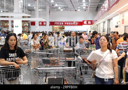 190919 -- SHANGHAI, 19 settembre 2019 -- i clienti acquistano in un magazzino Costco nel distretto di Minhang, Shanghai, 19 settembre 2019. Il gigante statunitense della vendita al dettaglio Costco Wholesale apre il suo primo negozio di mattoni e Malta sulla terraferma cinese alla fine di agosto. Il punto vendita è in funzione da tre settimane e le passioni dei clienti rimangono inalterate, con la necessità di fare una breve coda per entrare nel punto vendita. FinancialView CHINA-SHANGHAI-CONSUMER MARKET-COSTCO CN LiuxYing PUBLICATIONxNOTxINxCHN Foto Stock