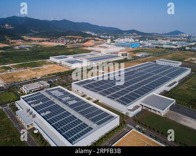 190919 -- HUZHOU, 19 settembre 2019 -- foto aerea scattata il 19 settembre 2019 mostra pannelli solari sul tetto di un costruttore di automobili locale a Huzhou, nella provincia dello Zhejiang nella Cina orientale. Nuove fonti energetiche, compresi i sistemi fotovoltaici distribuiti e i parchi eolici, hanno assunto quote crescenti nell'approvvigionamento energetico di Huzhou da quando la città ha adottato un piano di sviluppo a basse emissioni di carbonio. CHINA-ZHEJIANG-HUZHOU-NEW ENERGY CN XUXYU PUBLICATIONXNOTXINXCHN Foto Stock