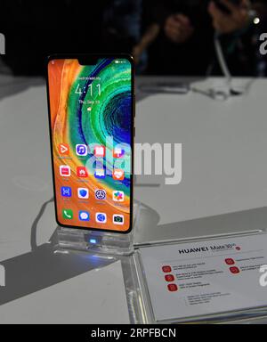 München, Huawei präsentiert Topmodelle Mate 30 und Mate 30 Pro 190919 -- MONACO DI BAVIERA, 19 settembre 2019 -- Uno smartphone Huawei Mate 30 viene visto dopo una conferenza stampa ospitata da Huawei a Monaco di Baviera, Germania, 19 settembre 2019. Il gigante cinese delle telecomunicazioni Huawei ha presentato la serie Mate 30, il primo smartphone 5G di seconda generazione al mondo, qui giovedì. GERMANIA-MONACO-HUAWEI-SMARTPHONE-PRESENTAZIONE LuxYang PUBLICATIONxNOTxINxCHN Foto Stock
