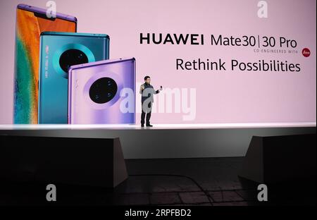 München, Huawei präsentiert Topmodelle Mate 30 und Mate 30 Pro 190919 -- MONACO DI BAVIERA, 19 settembre 2019 -- Richard Yu, CEO di Huawei Consumer Business Group, presenta la serie Mate 30 di Huawei agli ospiti di una conferenza stampa a Monaco di Baviera, Germania, 19 settembre 2019. Il gigante cinese delle telecomunicazioni Huawei ha presentato la serie Mate 30, il primo smartphone 5G di seconda generazione al mondo, qui giovedì. GERMANIA-MONACO-HUAWEI-SMARTPHONE-PRESENTAZIONE LuxYang PUBLICATIONxNOTxINxCHN Foto Stock