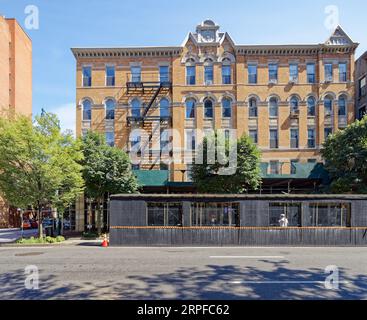 Upper West Side: 72 West 88th Street è un edificio di appartamenti basso e distintivo su Columbus Avenue, in questa foto è in corso di manutenzione della facciata. Foto Stock