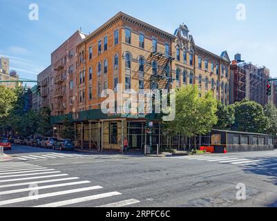 Upper West Side: 72 West 88th Street è un edificio di appartamenti basso e distintivo su Columbus Avenue, in questa foto è in corso di manutenzione della facciata. Foto Stock