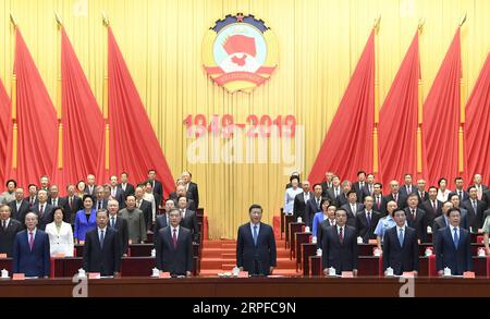 190920 -- PECHINO, 20 settembre 2019 -- il presidente cinese Xi Jinping, anche segretario generale del Comitato centrale del PCC del Partito Comunista Cinese e presidente della Commissione militare centrale, e i membri del comitato permanente dell'ufficio politico del comitato centrale della PCC li Keqiang, Wang Yang, Wang Huning, Zhao Leji e Han Zheng, nonché il vicepresidente Wang Qishan, partecipano alla Conferenza centrale sui lavori del PCC della Conferenza politica consultiva del popolo cinese, che segna anche il 70° anniversario del CPPCC, a Pechino, capitale della Cina, il 20 settembre 2019. CHINA-BEIJING-XI Foto Stock