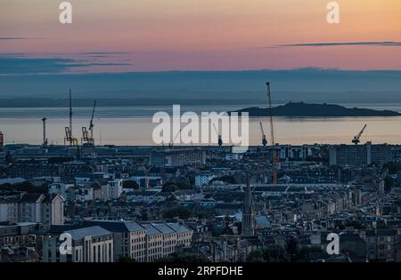 Ammira i moli di Leith e Firth of Forth al mattino presto con gru, Edimburgo, Scozia, Regno Unito Foto Stock