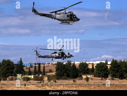 190921 -- ATENE, 21 settembre 2019 Xinhua -- due elicotteri dell'Aeronautica greca si esibiscono durante lo spettacolo aereo presso la Tanagra Air base, a nord di Atene, in Grecia, il 21 settembre 2019. Il più grande spettacolo aereo della Grecia, l'Athens Flying Week AFW Tanagra International Air Show 2019, è decollato sabato per l'ottavo anno consecutivo presso la Tanagra Air base, a circa 70 chilometri a nord-ovest di Atene. Xinhua/Marios Lolos GRECIA-TANAGRA-FLYING WEEK-AIR SHOW PUBLICATIONxNOTxINxCHN Foto Stock