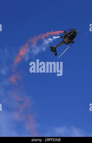 190921 -- ATENE, 21 settembre 2019 Xinhua -- Un elicottero si esibisce durante lo spettacolo aereo alla base aerea di Tanagra, a nord di Atene, in Grecia, il 21 settembre 2019. Il più grande spettacolo aereo della Grecia, l'Athens Flying Week AFW Tanagra International Air Show 2019, è decollato sabato per l'ottavo anno consecutivo presso la Tanagra Air base, a circa 70 chilometri a nord-ovest di Atene. Xinhua/Marios Lolos GRECIA-TANAGRA-FLYING WEEK-AIR SHOW PUBLICATIONxNOTxINxCHN Foto Stock