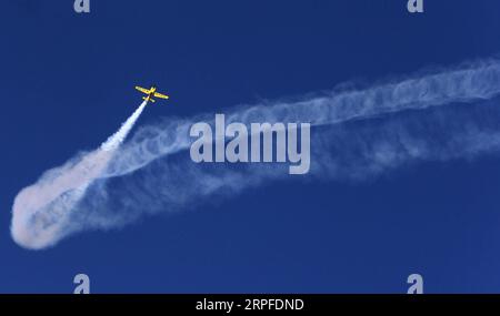 190921 -- ATENE, 21 settembre 2019 Xinhua -- un aereo si esibisce durante lo spettacolo aereo presso la Tanagra Air base, a nord di Atene, in Grecia, il 21 settembre 2019. Il più grande spettacolo aereo della Grecia, l'Athens Flying Week AFW Tanagra International Air Show 2019, è decollato sabato per l'ottavo anno consecutivo presso la Tanagra Air base, a circa 70 chilometri a nord-ovest di Atene. Xinhua/Marios Lolos GRECIA-TANAGRA-FLYING WEEK-AIR SHOW PUBLICATIONxNOTxINxCHN Foto Stock