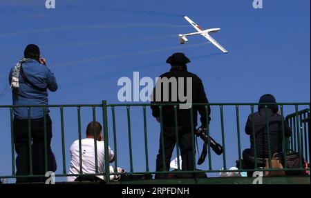 190921 -- ATENE, 21 settembre 2019 Xinhua -- gli spettatori assistono alla performance di un aliante alla base aerea di Tanagra, a nord di Atene, in Grecia, il 21 settembre 2019. Il più grande spettacolo aereo della Grecia, l'Athens Flying Week AFW Tanagra International Air Show 2019, è decollato sabato per l'ottavo anno consecutivo presso la Tanagra Air base, a circa 70 chilometri a nord-ovest di Atene. Xinhua/Marios Lolos GRECIA-TANAGRA-FLYING WEEK-AIR SHOW PUBLICATIONxNOTxINxCHN Foto Stock