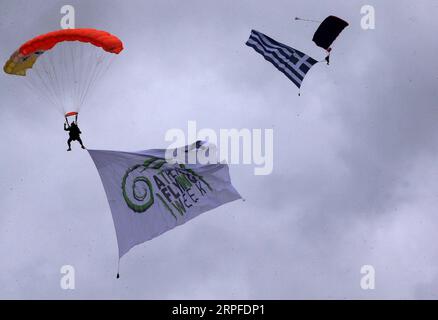 190921 -- ATENE, 21 settembre 2019 Xinhua -- i paracadutisti sono visti durante lo spettacolo aereo alla base aerea di Tanagra, a nord di Atene, in Grecia, il 21 settembre 2019. Il più grande spettacolo aereo della Grecia, l'Athens Flying Week AFW Tanagra International Air Show 2019, è decollato sabato per l'ottavo anno consecutivo presso la Tanagra Air base, a circa 70 chilometri a nord-ovest di Atene. Xinhua/Marios Lolos GRECIA-TANAGRA-FLYING WEEK-AIR SHOW PUBLICATIONxNOTxINxCHN Foto Stock