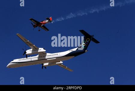 190921 -- ATENE, 21 settembre 2019 Xinhua -- Un aereo olandese vola su un aereo Olympic Air durante lo spettacolo aereo presso la Tanagra Air base, a nord di Atene, in Grecia, il 21 settembre 2019. Il più grande spettacolo aereo della Grecia, l'Athens Flying Week AFW Tanagra International Air Show 2019, è decollato sabato per l'ottavo anno consecutivo presso la Tanagra Air base, a circa 70 chilometri a nord-ovest di Atene. Xinhua/Marios Lolos GRECIA-TANAGRA-FLYING WEEK-AIR SHOW PUBLICATIONxNOTxINxCHN Foto Stock