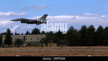 190921 -- ATENE, 21 settembre 2019 Xinhua -- Un jet da caccia si esibisce durante lo spettacolo aereo alla base aerea di Tanagra, a nord di Atene, in Grecia, il 21 settembre 2019. Il più grande spettacolo aereo della Grecia, l'Athens Flying Week AFW Tanagra International Air Show 2019, è decollato sabato per l'ottavo anno consecutivo presso la Tanagra Air base, a circa 70 chilometri a nord-ovest di Atene. Xinhua/Marios Lolos GRECIA-TANAGRA-FLYING WEEK-AIR SHOW PUBLICATIONxNOTxINxCHN Foto Stock