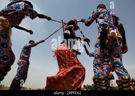 190922 -- KHARTOUM, 22 settembre 2019 -- persone provenienti dalle tribù dei monti Nuba si esibiscono danzando per celebrare la giornata internazionale della pace a Khartoum, Sudan, 21 settembre 2019. La giornata Internazionale della Pace si celebra in tutto il mondo il 21 settembre di ogni anno. Foto di /Xinhua SUDAN-KHARTOUM-INT L GIORNO DELLA PACE-TRIBÙ NUUBA-DANCE MohamedxKhidir PUBLICATIONxNOTxINxCHN Foto Stock