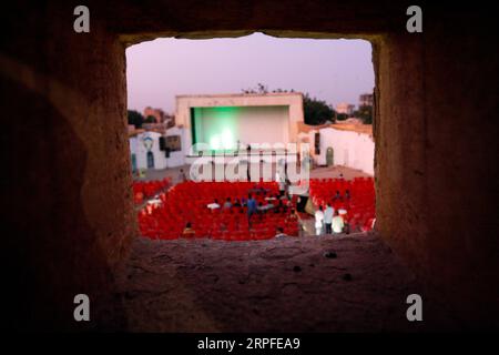 190922 -- KHARTOUM, 22 settembre 2019 -- foto scattata il 21 settembre 2019 mostra una visione del cinema riabilitato da un gruppo di giovani dopo che è stato chiuso per 30 anni nel quartiere di Khartoum Bahri, a nord di Khartoum, Sudan. SUDAN-KHARTOUM-CINEMA-RESTAURO MohamedxKhidir PUBLICATIONxNOTxINxCHN Foto Stock