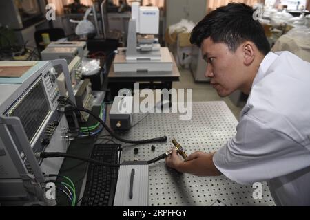 190923 -- CHENGDU, 23 settembre 2019 -- Zhang Chaoyang, un candidato dottorale dell'Università di Scienze e tecnologie elettroniche della Cina UESTC utilizza l'analizzatore di rete vettoriale per testare ed eseguire il debug del getto di plasma nell'UESTC di Chengdu, nella provincia del Sichuan nel sud-ovest della Cina, 19 settembre 2019. Recentemente, i ricercatori del dipartimento di fisica ed elettronica, della scuola di scienza elettronica e di ingegneria dell'UESTC hanno sviluppato con successo un nuovo getto al plasma portatile dopo due anni di esperimenti scientifici. Il plasma è eccitato dall'energia del microonde. Progettando una struttura speciale per gli interni di t Foto Stock