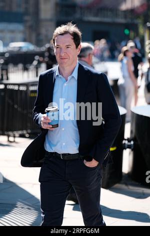 House of Parliament, Londra, Regno Unito. 4 settembre 2023. L’ex Cancelliere dello Scacchiere, George Osborne, “falsi”, che lascia le camere del Parlamento dopo aver appena sgomberato la sua scrivania, con l’ex Cancelliere ombra ed Balls a sostegno. Credit Mark Lear / Alamy Live News Foto Stock