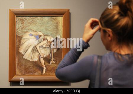 190924 -- PARIGI, 24 settembre 2019 -- Un visitatore guarda un dipinto durante la mostra Degas at the Opera at the Orsay Museum a Parigi, Francia, 24 settembre 2019. La mostra durerà fino al 19 gennaio 2020. FRANCE-PARIS-ORSAY MUSEUM-EXHIBITION GaoxJing PUBLICATIONxNOTxINxCHN Foto Stock