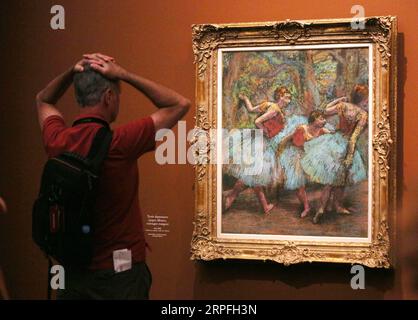 190924 -- PARIGI, 24 settembre 2019 -- Un visitatore vede un dipinto durante la mostra Degas at the Opera at the Orsay Museum a Parigi, Francia, 24 settembre 2019. La mostra durerà fino al 19 gennaio 2020. FRANCE-PARIS-ORSAY MUSEUM-EXHIBITION GaoxJing PUBLICATIONxNOTxINxCHN Foto Stock