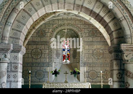 Chiesa di St George Hampnett. Cotswolds. Distretto di Gloucestershire, Inghilterra. Decorazioni interne dipinte da William Wiggin tra il 1868 e il 1871. Foto Stock