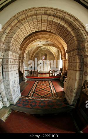 Chiesa di St George Hampnett. Cotswolds. Distretto di Gloucestershire, Inghilterra. Decorazioni interne dipinte da William Wiggin tra il 1868 e il 1871. Foto Stock