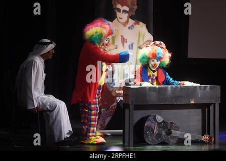 190924 -- KUWAIT CITY, 24 settembre 2019 Xinhua -- gli artisti si esibiscono durante il 5 ° festival di cabaret a Kuwait City, Kuwait, il 24 settembre 2019. Il 5° festival della notte di commedia organizzato dal Consiglio Nazionale per la Cultura, le Arti e le lettere del Kuwait NCCAL ha dato il via a Kuwait City martedì. Foto di Asad/Xinhua KUWAIT-KUWAIT CITY-COMEDY NIGHT FESTIVAL PUBLICATIONxNOTxINxCHN Foto Stock