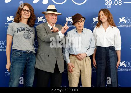 Valerie Lemercier, Vittorio Storaro, Woody Allen und Lou de Laage beim Photocall zum Kinofilm 'Coup de chancet' auf der Biennale di Venezia 2023 / 80. Internationale Filmfestspiele von Venedig im Palazzo del Casino. Venedig, 04.09.2023 Foto Stock