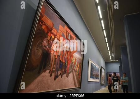 190926 -- PECHINO, 26 settembre 2019 -- i visitatori vedono i dipinti durante la mostra di belle arti in celebrazione del 70 ° anniversario della fondazione della Repubblica Popolare Cinese nel Museo Nazionale d'Arte di Pechino, capitale della Cina, 26 settembre 2019. Più di 480 opere d'arte, tra cui dipinti tradizionali cinesi, dipinti ad olio e sculture, sono state esposte nella mostra. CHINA-BEIJING-NATIONAL ART MUSEUM-FINE ART EXHIBITION CN LUXPENG PUBLICATIONXNOTXINXCHN Foto Stock