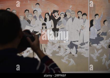 190926 -- PECHINO, 26 settembre 2019 -- Un visitatore scatta foto di un dipinto durante la fine Art Exhibition in Celebration of the 70th Anniversary of the Founding of the People S Republic of China in National Art Museum di Pechino, capitale della Cina, 26 settembre 2019. Più di 480 opere d'arte, tra cui dipinti tradizionali cinesi, dipinti ad olio e sculture, sono state esposte nella mostra. CHINA-BEIJING-NATIONAL ART MUSEUM-FINE ART EXHIBITION CN LUXPENG PUBLICATIONXNOTXINXCHN Foto Stock