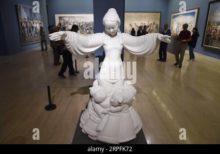 190926 -- PECHINO, 26 settembre 2019 -- i visitatori visitano le mostre durante la fine Art Exhibition in Celebration of the 70th Anniversary of the Founding of the People S Republic of China in National Art Museum di Pechino, capitale della Cina, 26 settembre 2019. Più di 480 opere d'arte, tra cui dipinti tradizionali cinesi, dipinti ad olio e sculture, sono state esposte nella mostra. CHINA-BEIJING-NATIONAL ART MUSEUM-FINE ART EXHIBITION CN LUXPENG PUBLICATIONXNOTXINXCHN Foto Stock