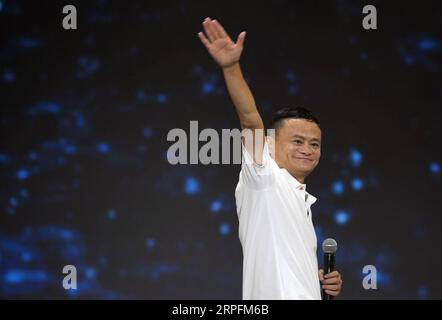 190927 -- PECHINO, 27 settembre 2019 -- Jack ma saluta per salutare una funzione in occasione del 20° anniversario del gruppo Alibaba a Hangzhou, capitale della provincia dello Zhejiang della Cina orientale, 10 settembre 2019. Ritratti di settembre 2019 JinxLiangkuai PUBLICATIONxNOTxINxCHN Foto Stock