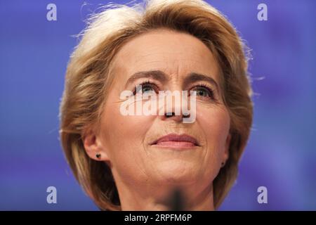 190927 -- PECHINO, 27 settembre 2019 -- Ursula Von Der Leyen, presidente eletta della Commissione europea, ascolta un'interrogazione in una conferenza stampa sull'inaugurazione della formazione della prossima Commissione europea a Bruxelles, in Belgio, il 10 settembre 2019. Ritratti di settembre 2019 ZhengxHuansong PUBLICATIONxNOTxINxCHN Foto Stock
