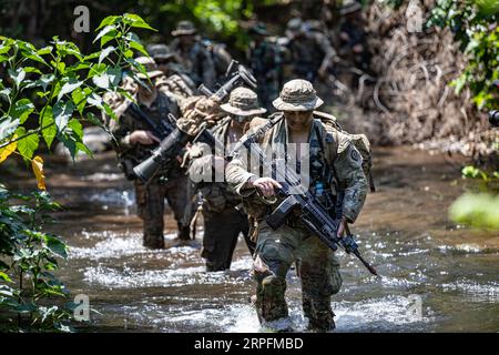 Puslatpur, Indonesia. 4 settembre 2023. Soldati dell'esercito degli Stati Uniti assegnati alla Bravo Company Borzoi, 25th Infantry Division, manovrano attraverso un ruscello nella giungla con i Marine delle forze Armate nazionali indonesiane durante l'addestramento sul campo della giungla all'esercitazione Super Garuda Shield 2023, 4 settembre 2023 a Puslatpur, Indonesia. Crediti: SFC Ausitn Berner/US Army/Alamy Live News Foto Stock