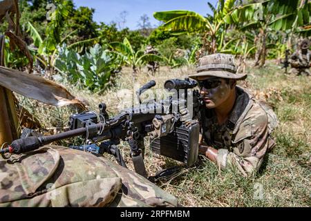 Puslatpur, Indonesia. 4 settembre 2023. Un soldato dell'esercito statunitense assegnato alla Bravo Company Borzoi, 25th Infantry Division, guarda attraverso la sua squadra M249 arma automatica durante le manovre nella giungla con i Marine delle forze Armate nazionali indonesiane all'esercitazione Super Garuda Shield 2023, 4 settembre 2023 a Puslatpur, Indonesia. Crediti: SFC Ausitn Berner/US Army/Alamy Live News Foto Stock