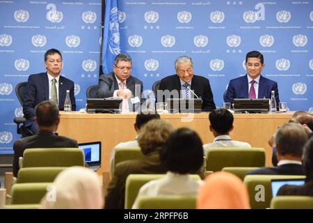 190928 -- NAZIONI UNITE, 28 settembre 2019 -- primo ministro malese Mahathir Mohamad 2nd R, briefs reporter in una conferenza stampa a margine del dibattito generale della 74a sessione dell'Assemblea generale delle Nazioni Unite presso la sede delle Nazioni Unite a New York, 27 settembre 2019. Venerdì il primo ministro malese Mahathir Mohamad ha affermato che l'Associazione delle Nazioni del Sud-Est Asiatico dei paesi dell'ASEAN dovrebbe seguire l'esempio della Cina per stimolare l'economia regionale, esprimendo al contempo un forte sostegno al libero scambio. ASSEMBLEA GENERALE DELLE NAZIONI UNITE - CONFERENZA STAMPA PM MALESE HANXFANG PUBLICATIONXNOTXINXCHN Foto Stock