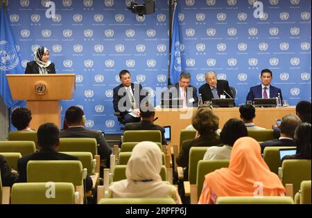 190928 -- NAZIONI UNITE, 28 settembre 2019 -- primo ministro malese Mahathir Mohamad 2nd R, briefs reporter in una conferenza stampa a margine del dibattito generale della 74a sessione dell'Assemblea generale delle Nazioni Unite presso la sede delle Nazioni Unite a New York, 27 settembre 2019. Venerdì il primo ministro malese Mahathir Mohamad ha affermato che l'Associazione delle Nazioni del Sud-Est Asiatico dei paesi dell'ASEAN dovrebbe seguire l'esempio della Cina per stimolare l'economia regionale, esprimendo al contempo un forte sostegno al libero scambio. ASSEMBLEA GENERALE DELLE NAZIONI UNITE - CONFERENZA STAMPA PM MALESE HANXFANG PUBLICATIONXNOTXINXCHN Foto Stock